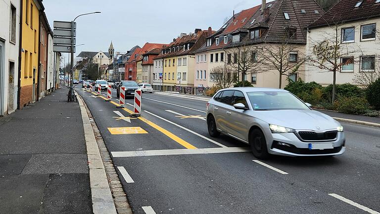 Der neue Radweg in der Saalgasse sorgt für Kritik. Die CSU scheitert jetzt mit der Aufhebung der Probephase und des Radwegs. Ein Kompromissvorschlag kommt von der ÖDP.