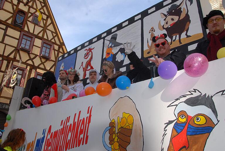 Party pur: Auf allen Wagen wurde ausgelassen gefeiert. Party pur: Auf allen Wagen wurde ausgelassen gefeiert.