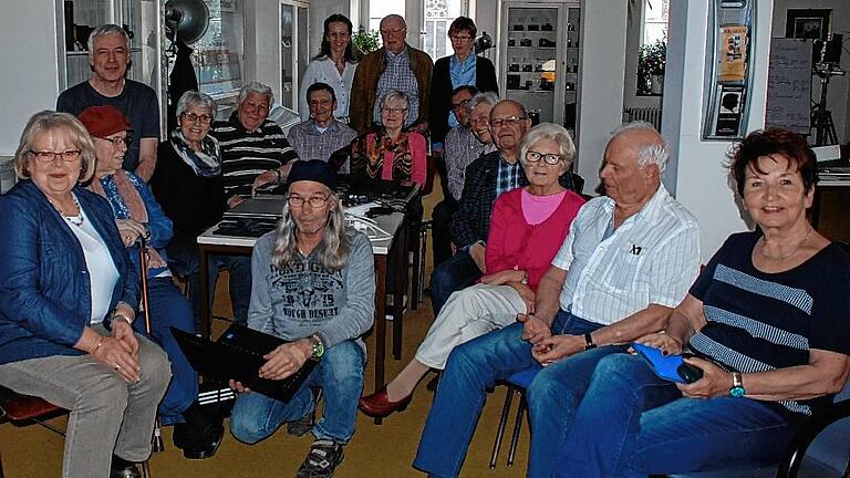 Das Internet-Café in der Stadtbibliothek Ochsenfurt macht allen Spaß, was vor allem seinem Leiter Helmut Rienecker (vorne in der Mitte) zu verdanken ist. Das Internet-Café in der Stadtbibliothek Ochsenfurt macht allen Spaß, was vor allem seinem Leiter Helmut Rienecker (vorne in der Mitte) zu verdanken ist.