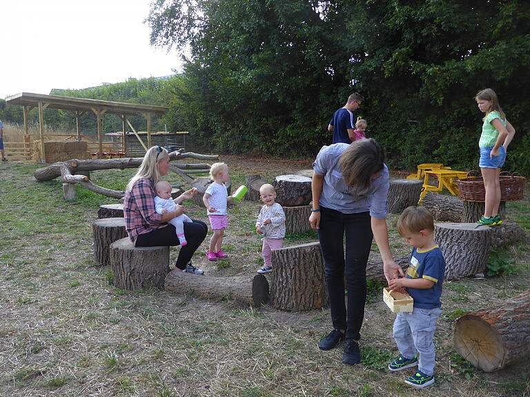 hag GIE	Zum Spielen geht es in die Natur auf dem Bauernhofkindergarten in Giebelstadt.

 Foto: Hannelore Grimm