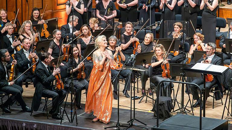 Emotional und mitreißend: Schauspielerin Martina Gedeck als Erzählerin auf der Bühne. Emotional und mitreißend: Schauspielerin Martina Gedeck als Erzählerin auf der Bühne.