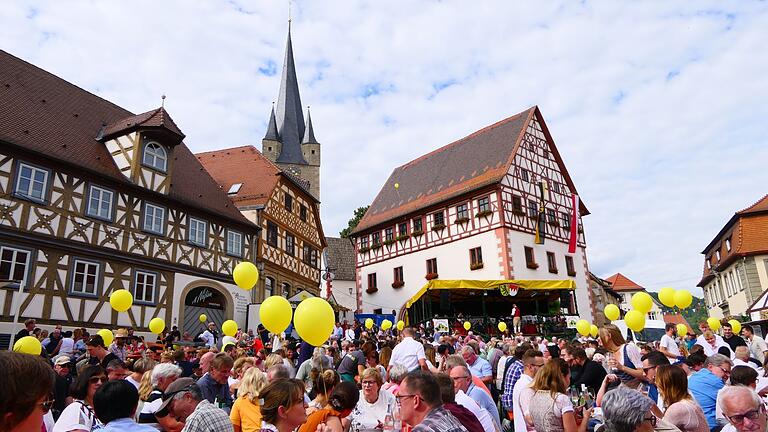 Kann man sich für ein Weinfest eine schönere Kulisse vorstellen? Zeils Marktplatz will sich am ersten Augustwochenende wieder von seiner besten Seite präsentieren. Kann man sich für ein Weinfest eine schönere Kulisse vorstellen? Zeils Marktplatz will sich am ersten Augustwochenende wieder von seiner besten Seite präsentieren.