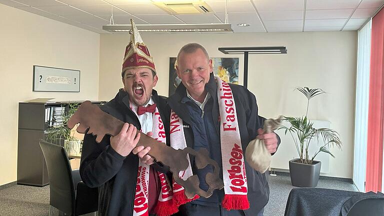 Sitzungspräsident Julian Salzmann (links) kämpfte mit Bürgermeister Thomas Stamm (rechts) um den Rathausschlüssel.