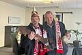 Sitzungspräsident Julian Salzmann (links) kämpfte mit Bürgermeister Thomas Stamm (rechts) um den Rathausschlüssel.