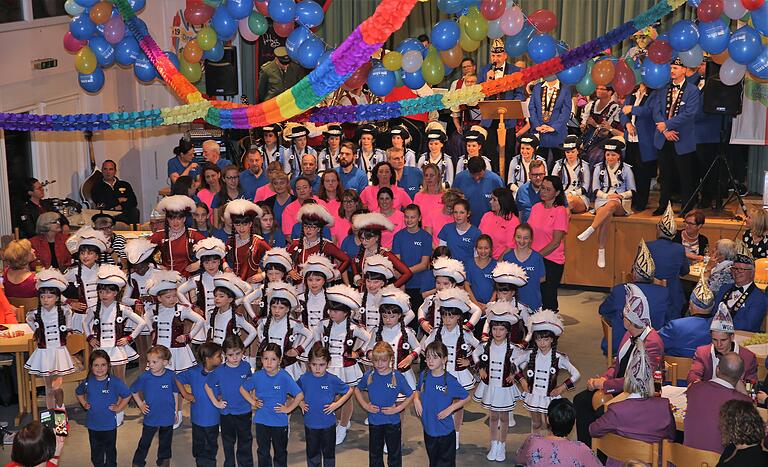 Pompös gestaltete sich zu den Klängen des Musikvereins auf der Bühne der Einzug aller Aktiven des VCC, von den Tanzknirpsen, der Weißen, Roten und Blauen Garde bis hin zum Hopfdohlen-Ballett und dem Männerballett, den Schlappsäuen und den Elferräten. Pompös gestaltete sich zu den Klängen des Musikvereins auf der Bühne der Einzug aller Aktiven des VCC, von den Tanzknirpsen, der Weißen, Roten und Blauen Garde bis hin zum Hopfdohlen-Ballett und dem Männerballett, den Schlappsäuen und den Elferräten.