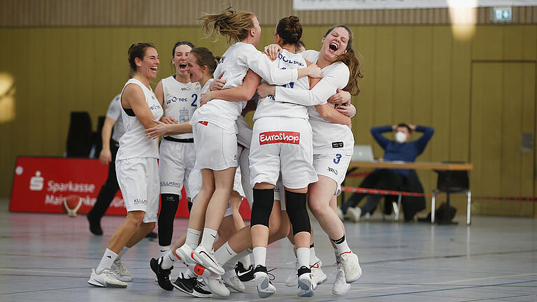 Ausgelassen jubelten die Spielerinnen der Sharks nach ihrem Sieg gegen die Falcons Bad Homburg im Hinspiel. An diesem Samstag treten die Würzburgerinnen zum Spitzenspiel der 2. Bundesliga Süd in Bad Homburg an. Ausgelassen jubelten die Spielerinnen der Sharks nach ihrem Sieg gegen die Falcons Bad Homburg im Hinspiel. An diesem Samstag treten die Würzburgerinnen zum Spitzenspiel der 2. Bundesliga Süd in Bad Homburg an.