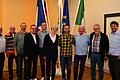 Der neue erweitere Vorstand des Höchberger Partnerschaftsvereins (von links) Beirat Bernhard Hupp, Ehrenmitglied Peter Stichler, Beirat Ludwig Roos, stellvertretender Vorsitzender Bernd Karrasch, Vorsitzender Tobias Knahn, Beirätin Dagmar Wegner, Schatzmeister Achim Kohlmann, Schriftführer Horst Wegner, Beirat Jürgen Röhling und Bürgermeister Alexander Knahn.