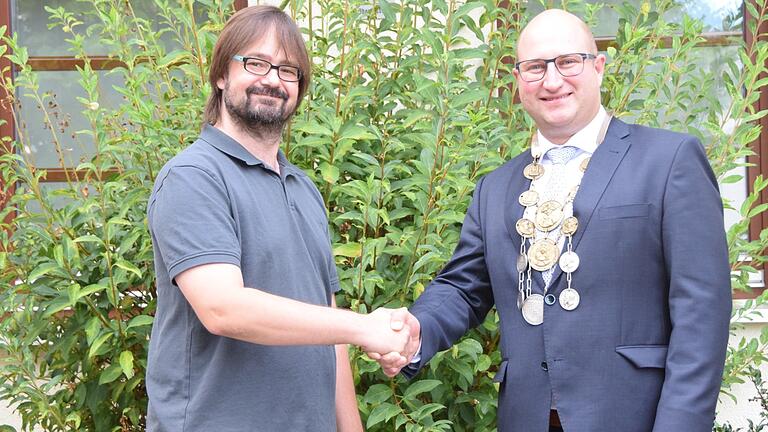 Bürgermeister Tobias Seufert (rechts) vereidigte den neuen Gemeinderat Johannes Werner.