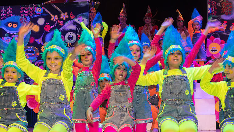 Prunksitzung Rienecker Fasenachtskomitee &quot;Die Göikel&quot; : Bunte, glitzernde und stimmungsvollen Show mit viel Humor und begeistertem Publikum