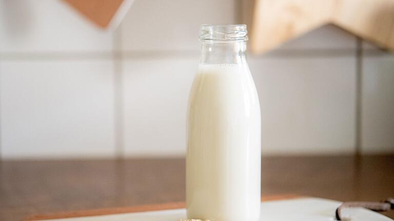 Eine Flasche Haferdrink       -  Für den Kaffee oder das Müsli am Morgen: Haferdrinks sind eine beliebte Alternative für Menschen, die keine Kuhmilch vertragen oder vegan leben.