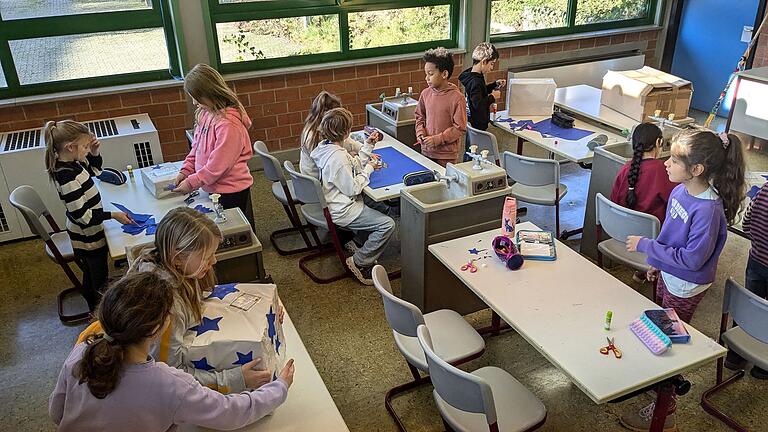 Schülerinnen und Schüler der Klasse 3b beim Päckchen packen.