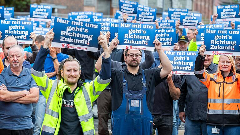 Unter dem Motto 'SOS Kugellagerstadt' haben Arbeitnehmervertreter und Teile der Belegschaften der großen Betriebe in Schweinfurt im vergangenen Jahr zahlreiche Aktionstage gegen die geplanten Stellenstreichungen organisiert. Das Bild zeigt ZF-Mitarbeitende auf einer Kundgebung am Werk Nord im September.