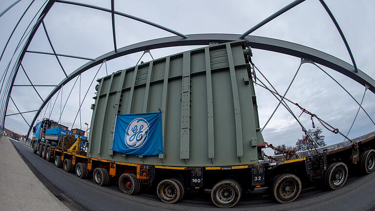 Transport von 117 Tonnen schweren Kompensationsspulen für das TenneT-Umspannwerk in Bergrheinfeld.