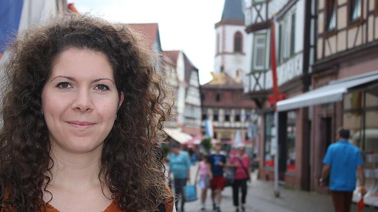 Simone Neubauer (29) ist seit Kurzem Citymanagerin der Stadt Lohr. Ein Fokus ihrer Arbeit soll darauf liegen, die Innenstadt? belebt zu halten. Das Bild zeigt Neubauer in der Lohrer Fußgängerzone.