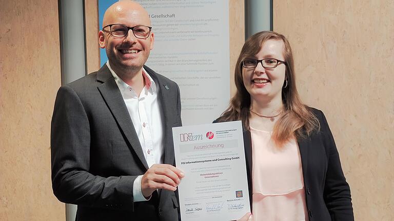 Auf dem Bild sind Michael Eibisch und Julia Schneider zu sehen.