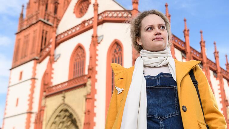 Mit Friedenstaube und gekleidet in den Farben ihrer Heimat: Ukrainerin Alexandra Darian wohnt in Würzburg und blickt besorgt auf ihr Heimatland. Mit Friedenstaube und gekleidet in den Farben ihrer Heimat: Ukrainerin Alexandra Darian wohnt in Würzburg und blickt besorgt auf ihr Heimatland.