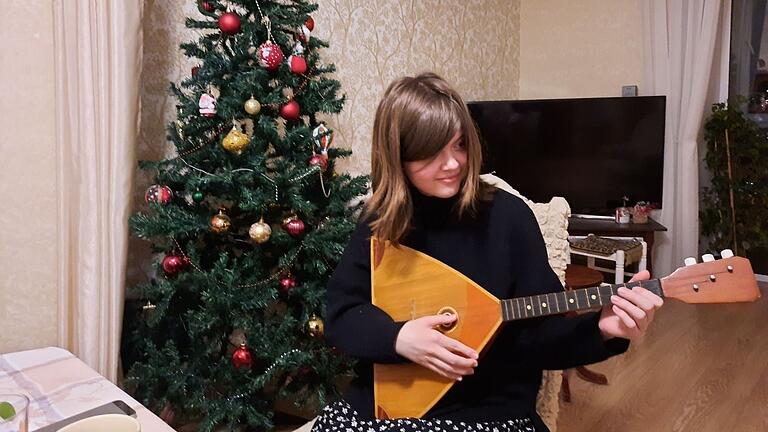 Luise Lange beim Balalaika-Spielen im Zuhause einer Freundin.