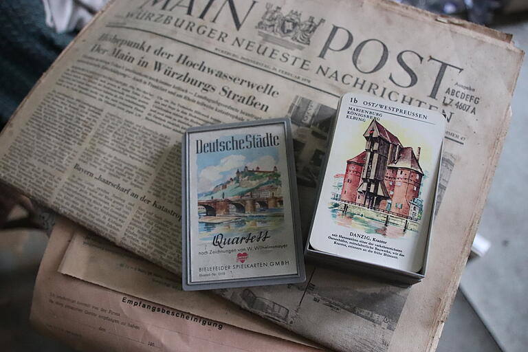 Die Funde in den verlassenen Häusern sind oft erstaunlich. In Gambach fand sich eine Main-Post von 1970 und ein Kartenspiel mit dem Titel 'Deutsche Städte' aus der Vorkriegszeit. Die Funde in den verlassenen Häusern sind oft erstaunlich. In Gambach fand sich eine Main-Post von 1970 und ein Kartenspiel mit dem Titel 'Deutsche Städte' aus der Vorkriegszeit.