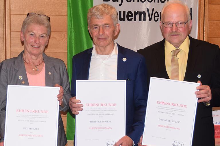 Ehrenortsbäuerin und Ehrenortsobmänner: (von links) Ute Mulzer, Herbert Pfriem und Bruno Scheller.