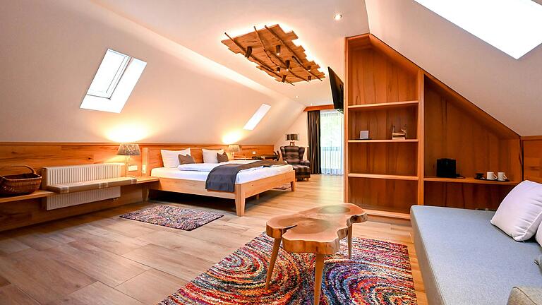 Jedes Zimmer sieht anders aus: 29 Zimmer mit 60 Betten gibt es im Hotel Krummbachtal in Schönau an der Brend. Jedes Zimmer sieht anders aus: 29 Zimmer mit 60 Betten gibt es im Hotel Krummbachtal in Schönau an der Brend.