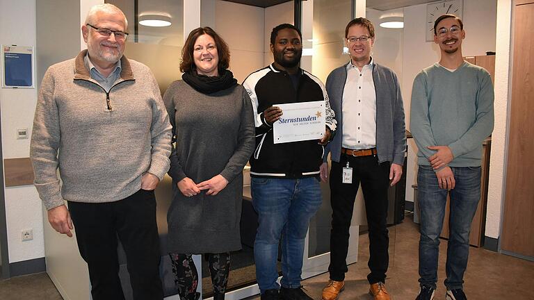 Über die Silentbox-Spende der Lebenshilfe freuen sich (von links): Geschäftsführender Direktor Andreas Halbig, Fachdienstleiterin Tanja Glemnitz, Teilnehmer Carlos Glas, Spenden-Ansprechpartner Franz Wiehl und Fachreferent Autismus Patrick Kollmann.