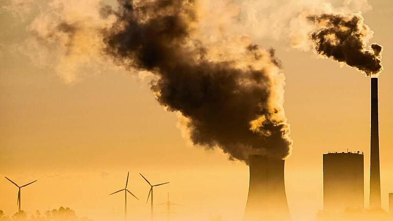 Kraftwerk und Windräder - Die 28 EU-Umweltminister haben dem Weltklimavertrag zugestimmt. Jetzt muss sich jedes EU-Land noch mehr anstrengen, um den CO2-Ausstoß zu verringern. Kraftwerk und Windräder - Die 28 EU-Umweltminister haben dem Weltklimavertrag zugestimmt. Jetzt muss sich jedes EU-Land noch mehr anstrengen, um den CO2-Ausstoß zu verringern.