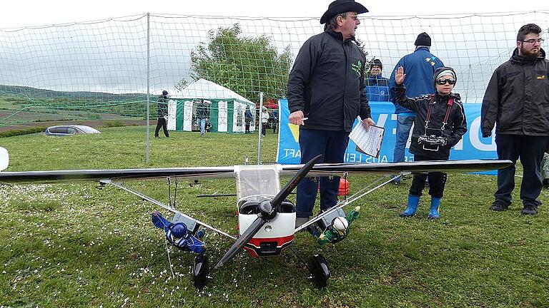Mit drei Modellflugzeugen wurden jeweils zwei Fallschirmspringer in die Luft gebracht und in rund 300 Meter Höhe ausgeklinkt. Mit drei Modellflugzeugen wurden jeweils zwei Fallschirmspringer in die Luft gebracht und in rund 300 Meter Höhe ausgeklinkt.