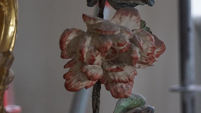 &quot;Ein Kranz von Rosen&quot; wird in luftiger Höhe von Engelchen über den gesamten Altar gespannt. Das Baugerüst ermöglicht eine Nahaufnahme der aus Lindenholz geschnitzten Blüten.