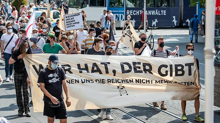 'Wer hat der gibt': Zu dem bundesweiten Aktionstag demonstrierten Menschen auch in Würzburg. 'Wer hat der gibt': Zu dem bundesweiten Aktionstag demonstrierten Menschen auch in Würzburg.