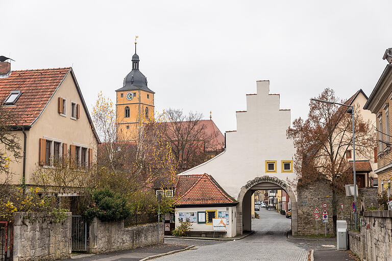 Blick auf das Würzburger Tor - Heimat des Torturmtheaters Sommerhausen. Das Torturmtheater zählt zu den kleinsten Theaterbühnen Deutschlands. Blick auf das Würzburger Tor - Heimat des Torturmtheaters Sommerhausen. Das Torturmtheater zählt zu den kleinsten Theaterbühnen Deutschlands.