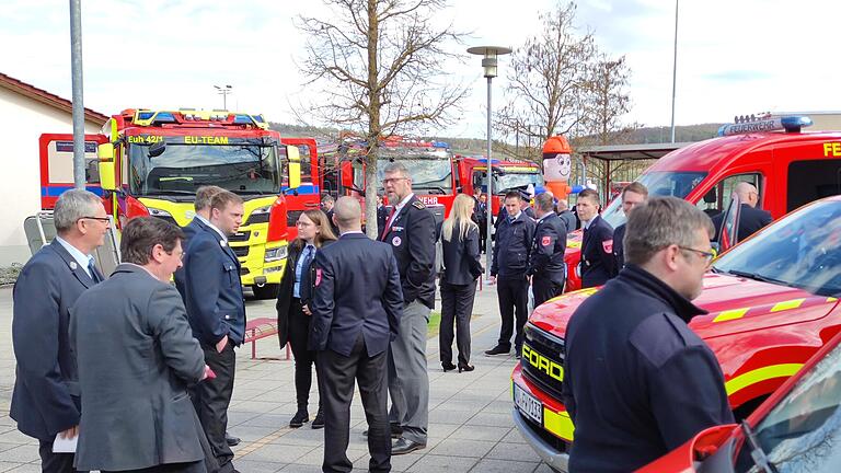 Bei der Fahrzeugschau zum Kreisfeuerwehrtag 2023 in Eibelstadt gab es reichlich Gelegenheit zum Fachsimpeln.