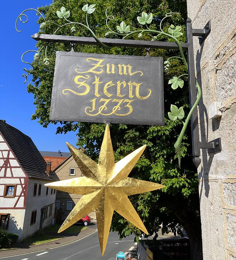 Weithin leuchtet der neue Stern am gleichnamigen
Gasthaus. Weithin leuchtet der neue Stern am gleichnamigen
Gasthaus.