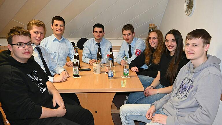 Eine Gruppe junger Aktiver der Schallfelder Wehr bei der Mitgliederversammlung im Mannschaftsraum.