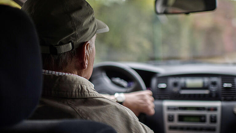 Führerschein für Senioren? - Ältere Autofahrer verursachen laut Statistik mehr Unfälle als Fahranfänger. Nun fordern Versicherungen eine Pflichtkontrolle für Senioren ab 75 Jahren. Führerschein für Senioren? - Ältere Autofahrer verursachen laut Statistik mehr Unfälle als Fahranfänger. Nun fordern Versicherungen eine Pflichtkontrolle für Senioren ab 75 Jahren.