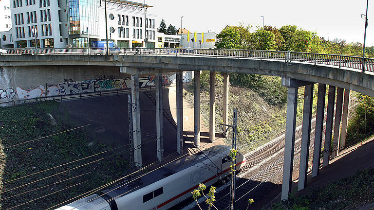 Die alte Siligmüllerbrücke, die 2009 abgerissen worden war. Die alte Siligmüllerbrücke, die 2009 abgerissen worden war.
