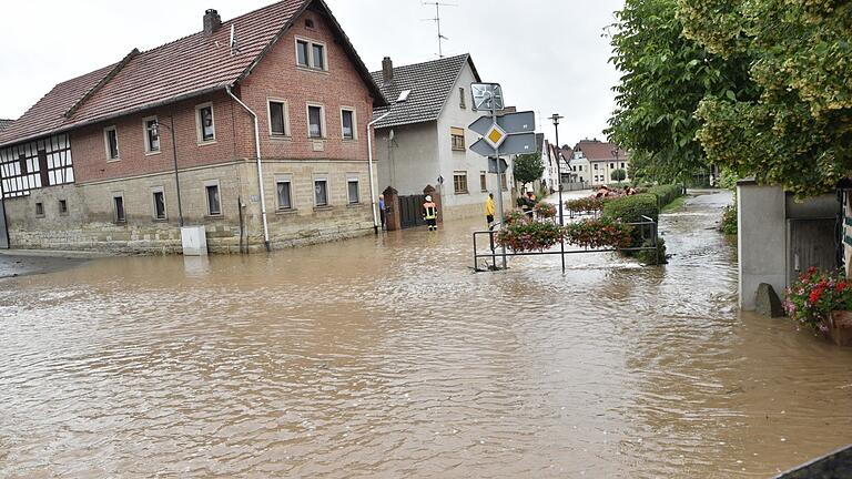 Vor größeren Schäden wurde Altershausen beim Hochwasser am 9. Juli 2021 zum Glück noch verschont. Die Stadträte bekundeten nun ihr Interesse, gemeinsam mit der Stadt Zeil, einen Hochwasserschutz und ein Rückhaltekonzept am Krumbach erstellen zu lassen Vor größeren Schäden wurde Altershausen beim Hochwasser am 9. Juli 2021 zum Glück noch verschont. Die Stadträte bekundeten nun ihr Interesse, gemeinsam mit der Stadt Zeil, einen Hochwasserschutz und ein Rückhaltekonzept am Krumbach erstellen zu lassen 
