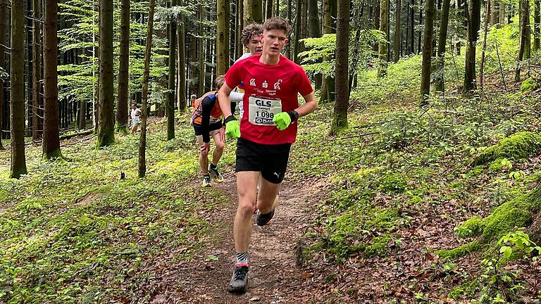 Lennart Rössler führt das Rennen durch den Schwarzwald an.