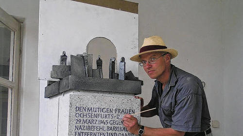 „Eine spannende Aufgabe“ nennt der Winterhäuser Bildhauer Thomas Reuter seine Arbeit am Denkmal für die Ochsenfurter Frauen, die 1945 durch Räumung von Barrikaden maßgeblich zur Rettung der Stadt beitrugen. Das Denkmal wird am Donnerstag am Bollwerk aufgestellt und am Sonntag der Öffentlichkeit präsentiert.       -  „Eine spannende Aufgabe“ nennt der Winterhäuser Bildhauer Thomas Reuter seine Arbeit am Denkmal für die Ochsenfurter Frauen, die 1945 durch Räumung von Barrikaden maßgeblich zur Rettung der Stadt beitrugen. Das Denkmal wird am Donnerstag am Bollwerk aufgestellt und am Sonntag der Öffentlichkeit präsentiert.