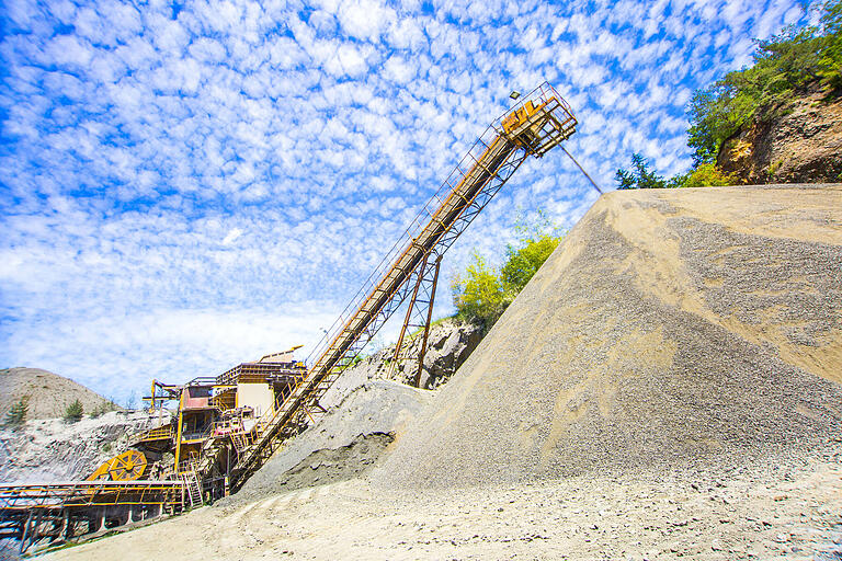 Viele Haufen, kein Zufall: Hier wie anderswo schüttet ein Förderband zerkleinerten Basalt in einem genau definierten Korngrößenspektrum auf - das jeweils spezielle Verwendungszwecke hat. Viele Haufen, kein Zufall: Hier wie anderswo schüttet ein Förderband zerkleinerten Basalt in einem genau definierten Korngrößenspektrum auf - das jeweils spezielle Verwendungszwecke hat.