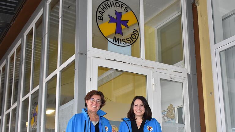 Die Leiterin der Schweinfurter Bahnhofsmission, Susanne Brand (links), und IN VIA-Geschäftsführerin Martina Fallmann hoffen, dass die Stadt Schweinfurt die Arbeit der Bahnhofsmission stärker unterstützt und, dass auch der Landkreis Gelder zur Verfügung stellt. Die Leiterin der Schweinfurter Bahnhofsmission, Susanne Brand (links), und IN VIA-Geschäftsführerin Martina Fallmann hoffen, dass die Stadt Schweinfurt die Arbeit der Bahnhofsmission stärker unterstützt und, dass auch der Landkreis Gelder zur Verfügung stellt. 