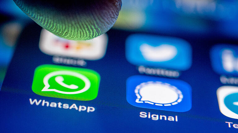 Aus einer WhatsApp-Gruppe leitete ein junger Mann aus Main-Spessart kinderpornografisches Material weiter und muss deswegen nun eine Geldstrafe zahlen (Symbolbild). Aus einer WhatsApp-Gruppe leitete ein junger Mann aus Main-Spessart kinderpornografisches Material weiter und muss deswegen nun eine Geldstrafe zahlen (Symbolbild).