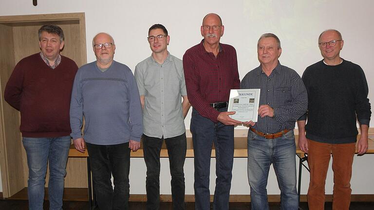 Auf dem Foto (von links): Bürgermeister Johannes Wagenpfahl, Schriftführer Eberhard Freye, 2. Vorstand Julian Döll, 1. Vorstand Martin Deisenroth, der scheidende 2. Vorstand Egmar Metz, Kassenführer Joachim Koberstein. Auf dem Foto (von links): Bürgermeister Johannes Wagenpfahl, Schriftführer Eberhard Freye, 2. Vorstand Julian Döll, 1. Vorstand Martin Deisenroth, der scheidende 2. Vorstand Egmar Metz, Kassenführer Joachim Koberstein.