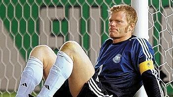 Ein Bild ging um die - Ein Bild ging um die Welt: Der frustrierte Oliver Kahn nach dem Finale in
Yokohama. Ein Bild ging um die - Ein Bild ging um die Welt: Der frustrierte Oliver Kahn nach dem Finale in
Yokohama.