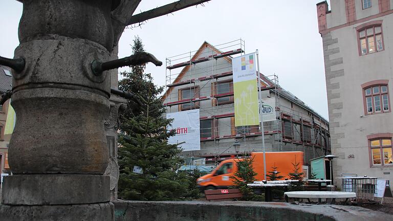 Am weihnachtlich geschmückten Marktplatz entsteht derzeit das neue Bürgerhaus der Stadt Hammelburg. Eigentlich sollte es im Juli fertig werden, allerdings gibt es aktuell einige Monate Verzögerung. - Am weihnachtlich geschmückten Marktplatz entsteht derzeit das neue Bürgerhaus der Stadt Hammelburg. Eigentlich sollte es im Juli fertig werden, allerdings gibt es aktuell einige Monate Verzögerung. Am weihnachtlich geschmückten Marktplatz entsteht derzeit das neue Bürgerhaus der Stadt Hammelburg. Eigentlich sollte es im Juli fertig werden, allerdings gibt es aktuell einige Monate Verzögerung. - Am weihnachtlich geschmückten Marktplatz entsteht derzeit das neue Bürgerhaus der Stadt Hammelburg. Eigentlich sollte es im Juli fertig werden, allerdings gibt es aktuell einige Monate Verzögerung.