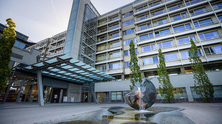 Ansicht Leopoldina, Leopoldina Krankenhaus, Leo,  Medizin, Gesundheitswesen, Serie 24 Stunden, Klinik, Krankenhaus, Außenaufnahme,  Brunnen,