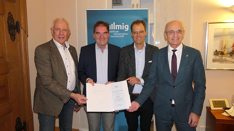 Der Förderbescheid für den Funkmast in Sailershausen wurde am Donnerstag im Rathaus übergeben. Im Bild von links: Bürgermeister Günther Werner, MIG-Geschäftsführer Ernst Ferdinand Wilmsmann, Bruno Jacobfeuerborn (Deutsche Funkturm GmbH) und Landrat Wilhelm Schneider.