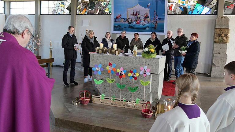 In der Kirche St. Alban in Erbshausen-Sulzwiesen wurden Frauen und Männer für ihre Dienste in der Kirchenverwaltung gewürdigt. In der Kirche St. Alban in Erbshausen-Sulzwiesen wurden Frauen und Männer für ihre Dienste in der Kirchenverwaltung gewürdigt.