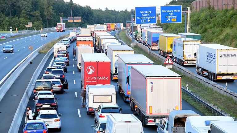 Auf der A3 bei Kist gibt es regelmäßig Staus. Viele Auto- und Lkw-Fahrer nutzen deshalb Ausweichrouten. Auf der A3 bei Kist gibt es regelmäßig Staus. Viele Auto- und Lkw-Fahrer nutzen deshalb Ausweichrouten.