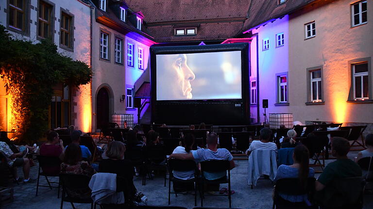 Mögliche Pärchensitze und natürlich der nötige Abstand. Das Corona-Konzept war beim Open-Air-Kino ausgereift. Mögliche Pärchensitze und natürlich der nötige Abstand. Das Corona-Konzept war beim Open-Air-Kino ausgereift. 
