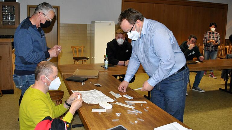 Erst testen, dann diskutieren: Die Gemeinderäte in Trappstadt (rechts Bürgermeister Michael Custodis) konnten sich vor der Sitzung selbst testen.